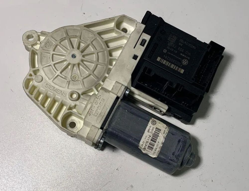 VOLKSWAGEN Passat B7 (2010-2015) Маторчик стеклоподъемника передней левой двери 1K0959793L 30674317