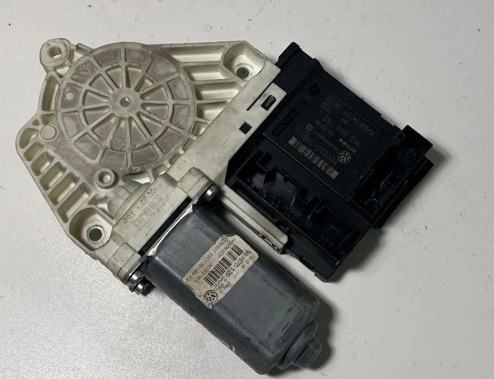 VOLKSWAGEN Passat B7 (2010-2015) Priekšējo kreiso durvju logu pacēlāja motorīts 1K0959792L 30674324