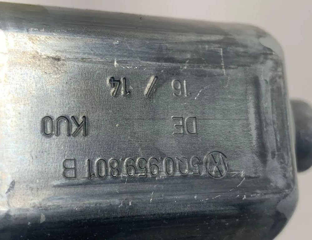 SKODA Octavia 1 generation (1996-2010) Priekšējo kreiso durvju logu pacēlāja motorīts 5Q0959801B 30678373