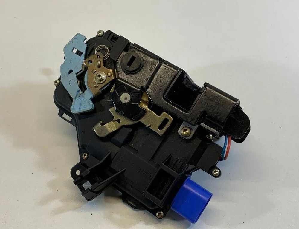 VOLKSWAGEN Golf 8 generation (2019-2023) Aizmugurējo kreiso durvju slēdzene 7L0839016D 30679652