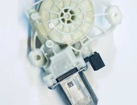 MERCEDES-BENZ EQC 1 generation (2018-2023) Priekšējo kreiso durvju logu pacēlāja motorīts A0009065706 30684877