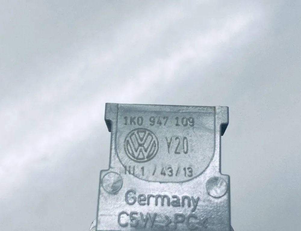 VOLKSWAGEN Variant VII TDI (2014-2024) Other Interior Parts 1K0947109 30693543