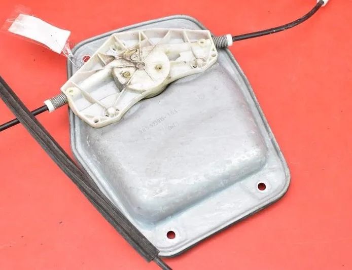 VOLKSWAGEN Jetta 5 generation (2005-2011) Priekšējo labo durvju logu pacēlājs 1K5837462B 22087942