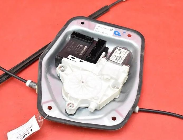 VOLKSWAGEN Jetta 5 generation (2005-2011) Priekšējo labo durvju logu pacēlājs 1K5837462B 22087942