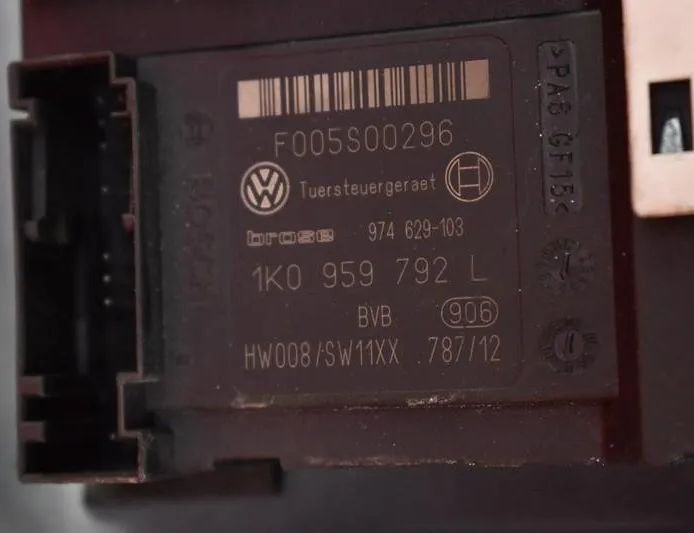 VOLKSWAGEN Jetta 5 generation (2005-2011) Priekšējo labo durvju logu pacēlājs 1K5837462B 22087942