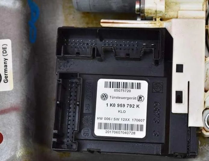 VOLKSWAGEN Golf 6 generation (2008-2015) Стеклоподъемник передней правой двери 5M0837462 22851088