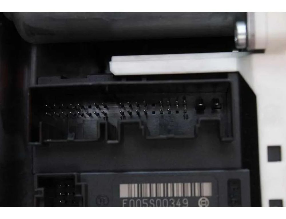 VOLKSWAGEN Passat CC 1 generation (2008-2017) Priekšējo labo durvju logu pacēlājs 3C8837756D 25816956