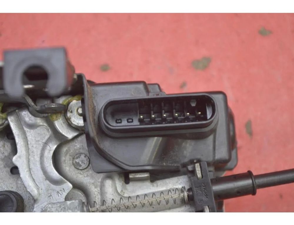 VOLVO V40 2 generation (2012-2020) Priekšējo kreiso durvju slēdzene 31440389 30663102