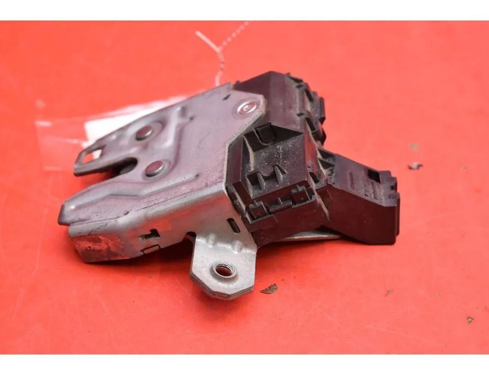 VOLVO V40 2 generation (2012-2020) Замок крышки багажника 31335870 30663250