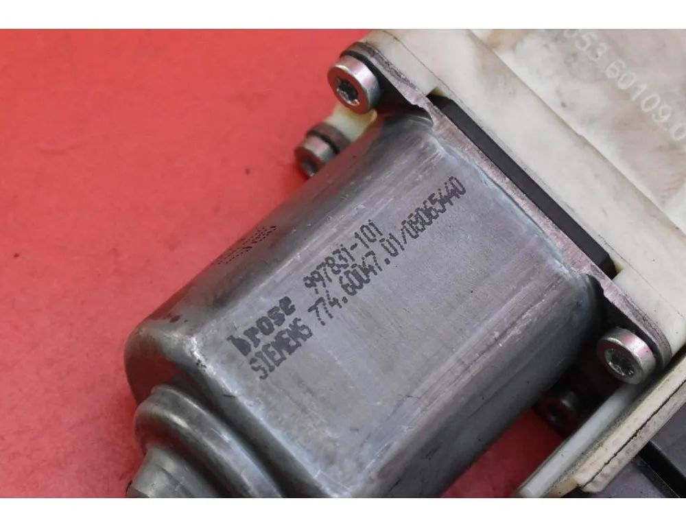 PEUGEOT XC90 2 generation (2014-2024) Priekšējo labo durvju logu pacēlājs 9634456880 32182461