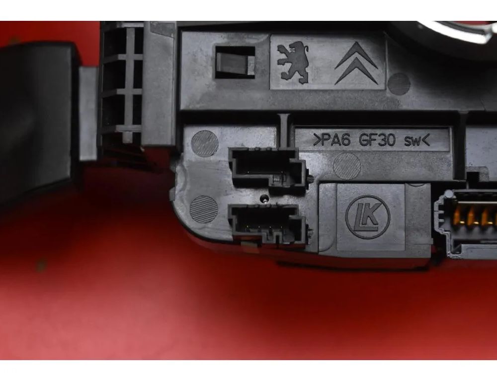 PEUGEOT 3008 2 generation (2017-2023) Подрулевой переключатель 96667320XT 33095300