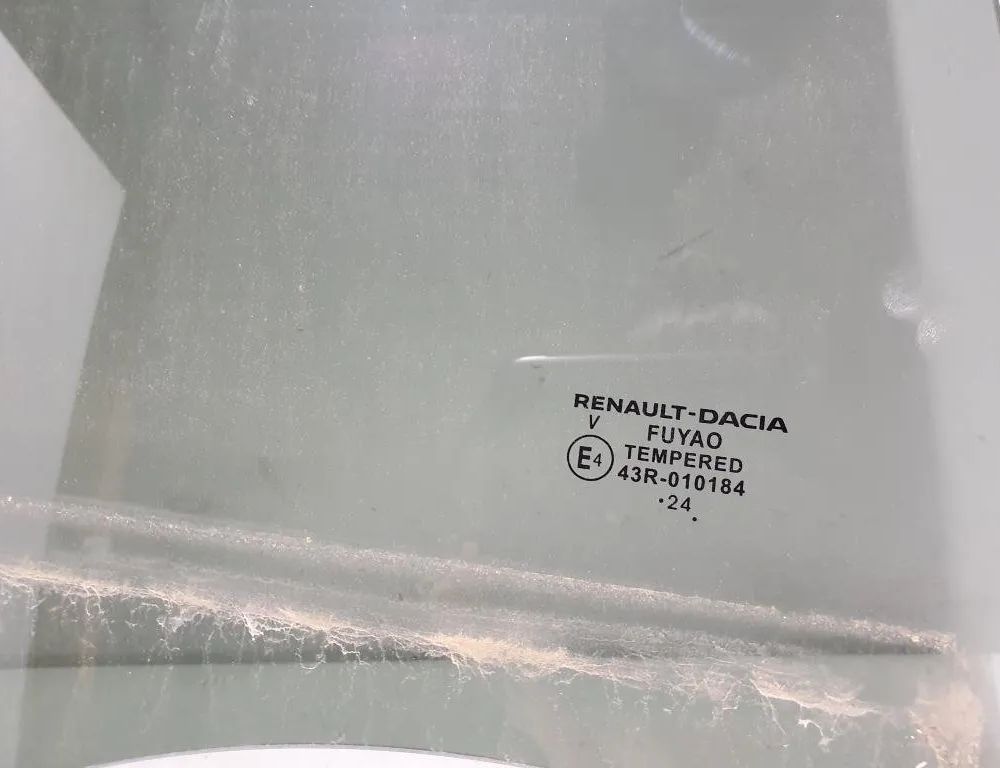 DACIA Duster 2 generation (2017-2024) Стекло боковых правых дверей 823003888R 31465463