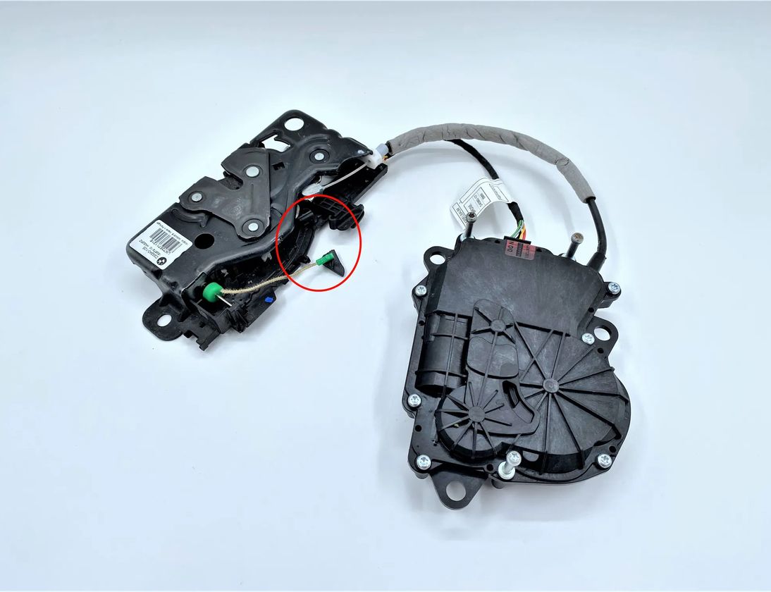 BMW X1 F48/F49 (2015-2023) Замок крышки багажника 51247374006,7374006,UA737400612,16367210,2704105,51242704105,51247357112,7357112,C43111104,UK735711216 26546502