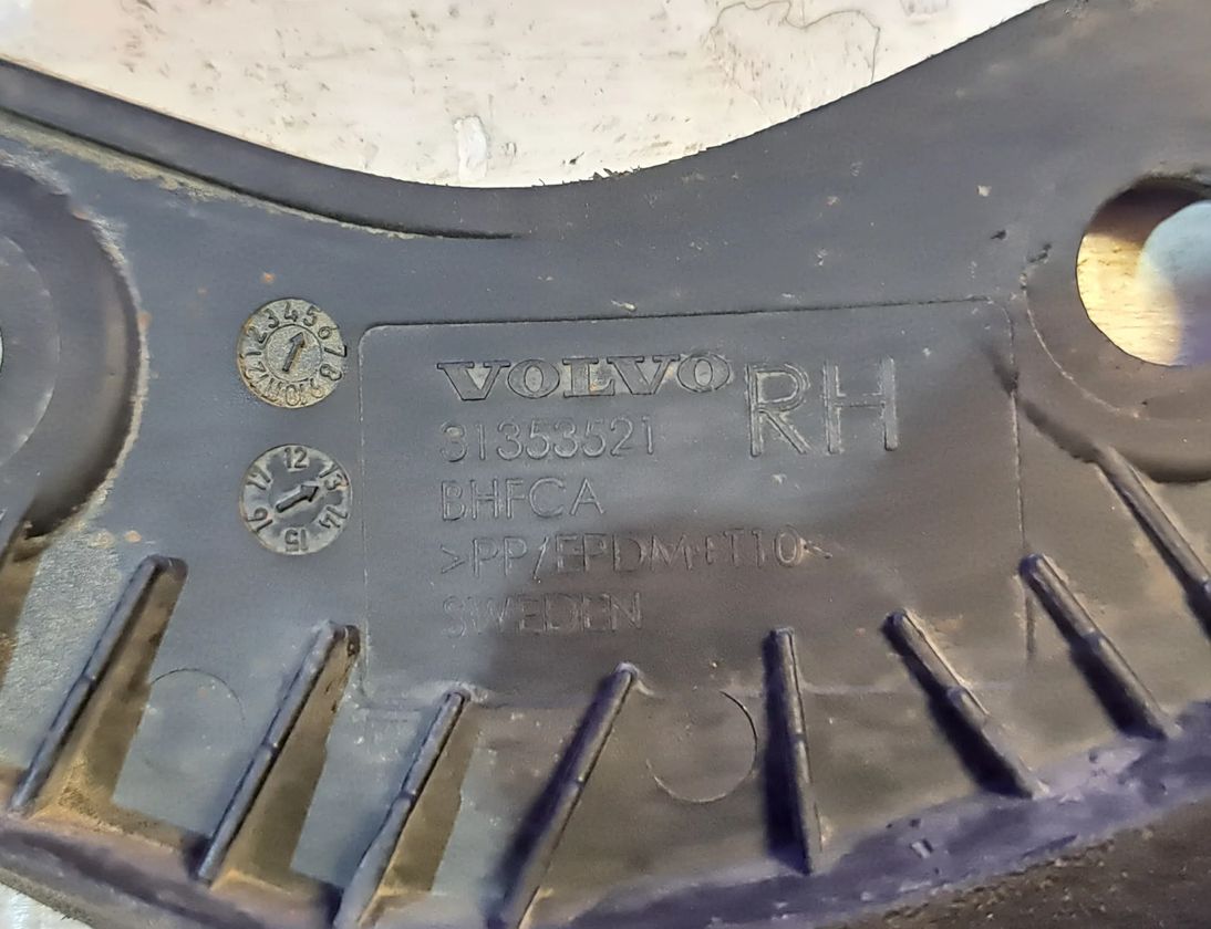 VOLVO S60 2 generation (2010-2020) Priekšējais labais dubļu sargs 31353521 30032578