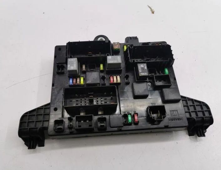 OPEL Astra J (2009-2020) Fuse box 13302301,365927271,1110022AA 26425770