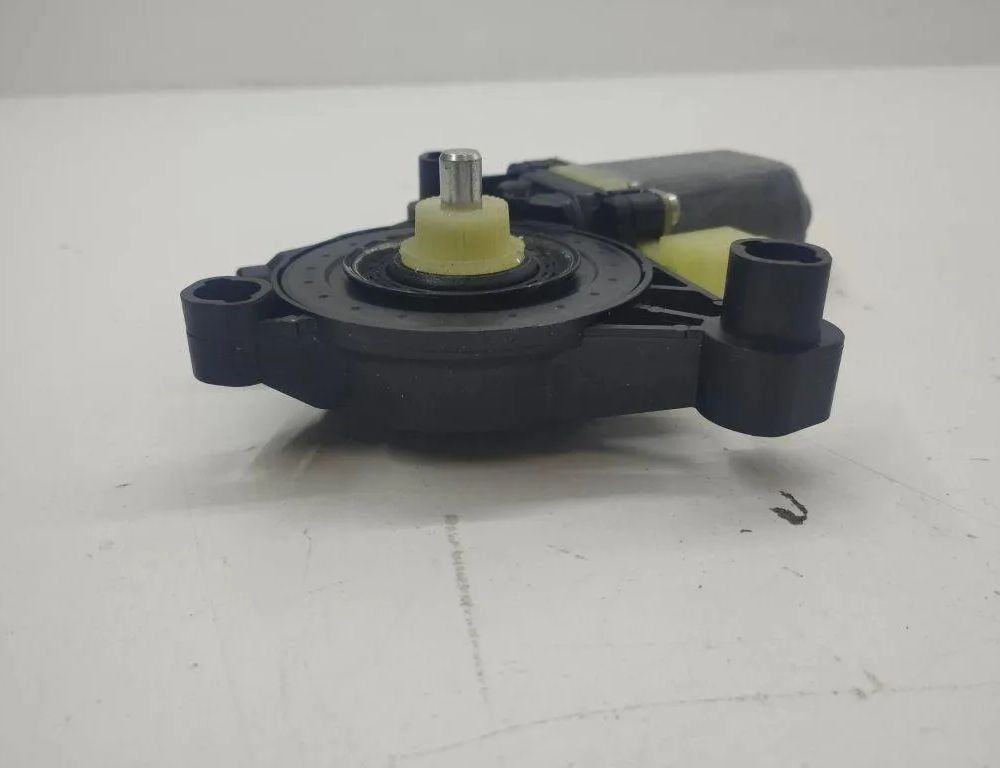 VOLKSWAGEN Tiguan 2 generation (2016-2024) Priekšējo kreiso durvju logu pacēlāja motorīts 5Q0959801C 31190159