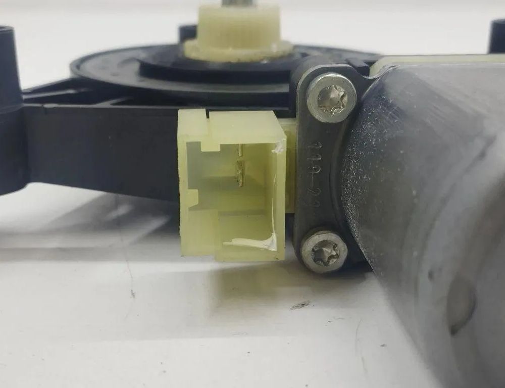 VOLKSWAGEN Tiguan 2 generation (2016-2024) Priekšējo kreiso durvju logu pacēlāja motorīts 5Q0959801C 31190159