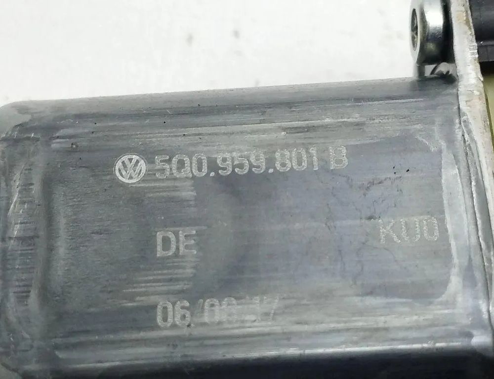 AUDI Q2 1 generation (2016-2024) Priekšējo kreiso durvju logu pacēlāja motorīts 5Q0959801B 31191017