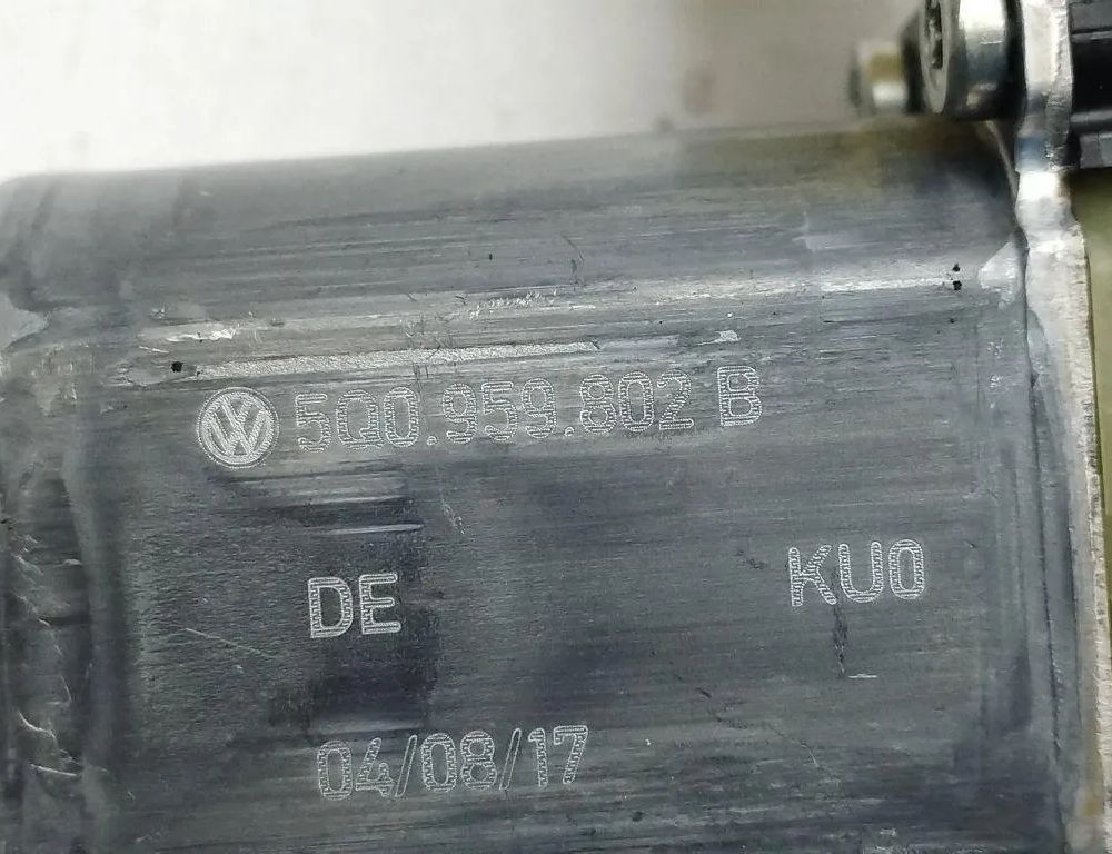 AUDI Q2 1 generation (2016-2024) Priekšējo kreiso durvju logu pacēlāja motorīts 5Q0959802B 31191018