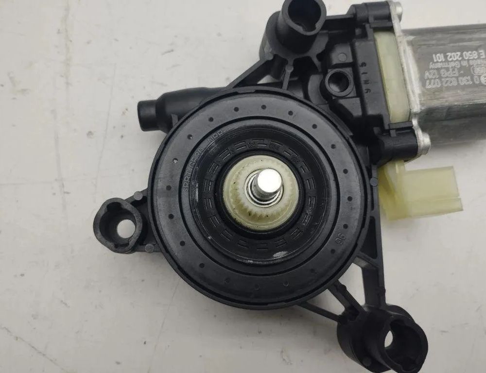 AUDI Q2 1 generation (2016-2024) Priekšējo kreiso durvju logu pacēlāja motorīts 5Q0959801C 31192387