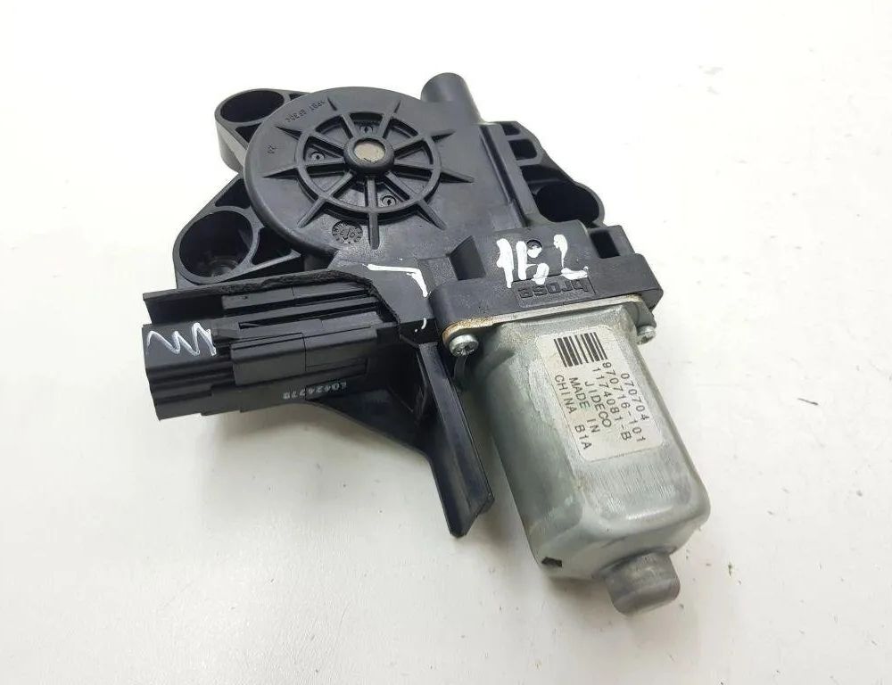 VOLVO V70 2 generation (2000-2008) Маторчик стеклоподъемника задней правой двери 1174081B,970716101 31202988