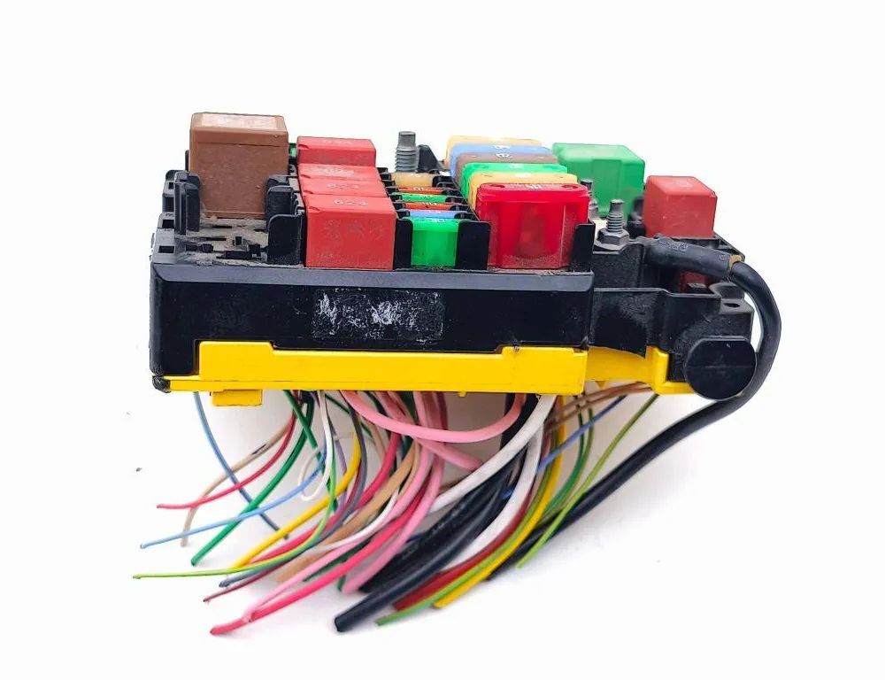 PEUGEOT 2008 2 generation (2019-2023) Fuse box 9807972380,9804848480 32840488