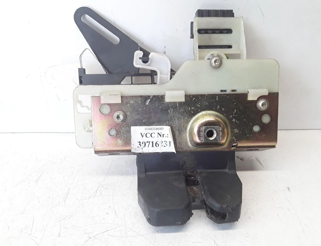 VOLVO V70 2 generation (2000-2008) Aizmugurējā bagāžnieka slēdzene 30716331 23584357