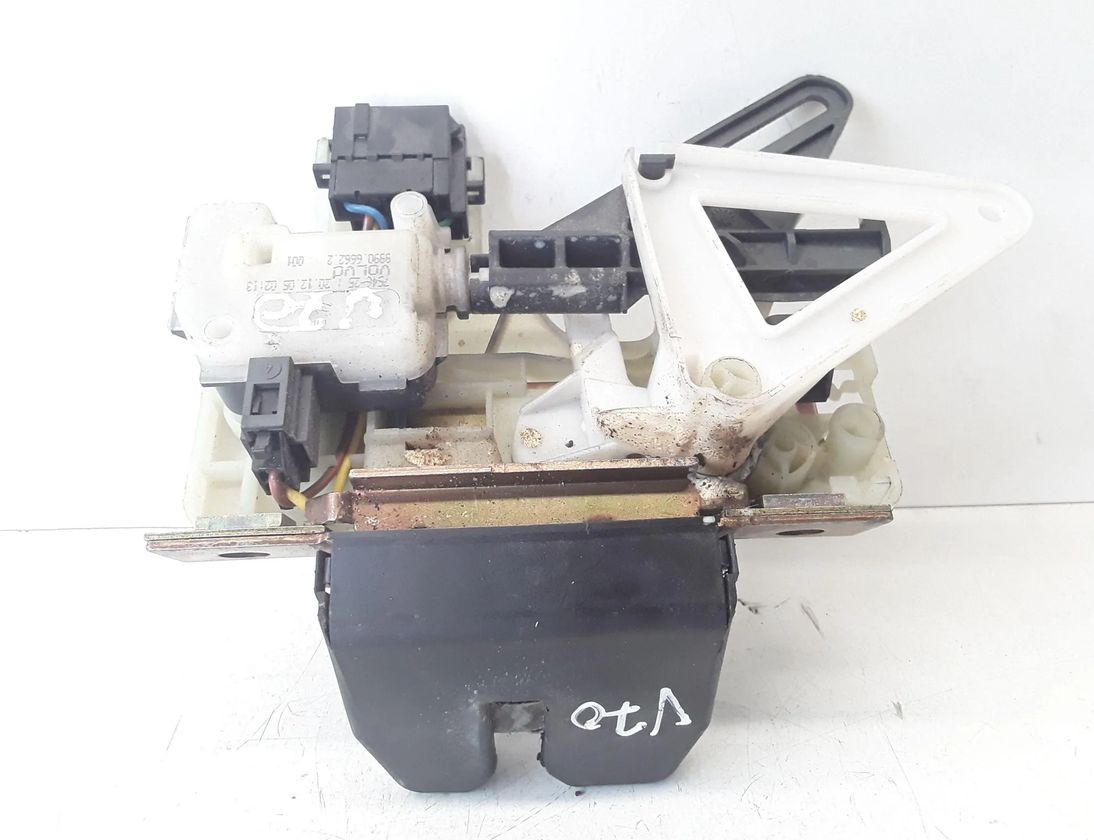 VOLVO V70 2 generation (2000-2008) Aizmugurējā bagāžnieka slēdzene 30716331 23584357