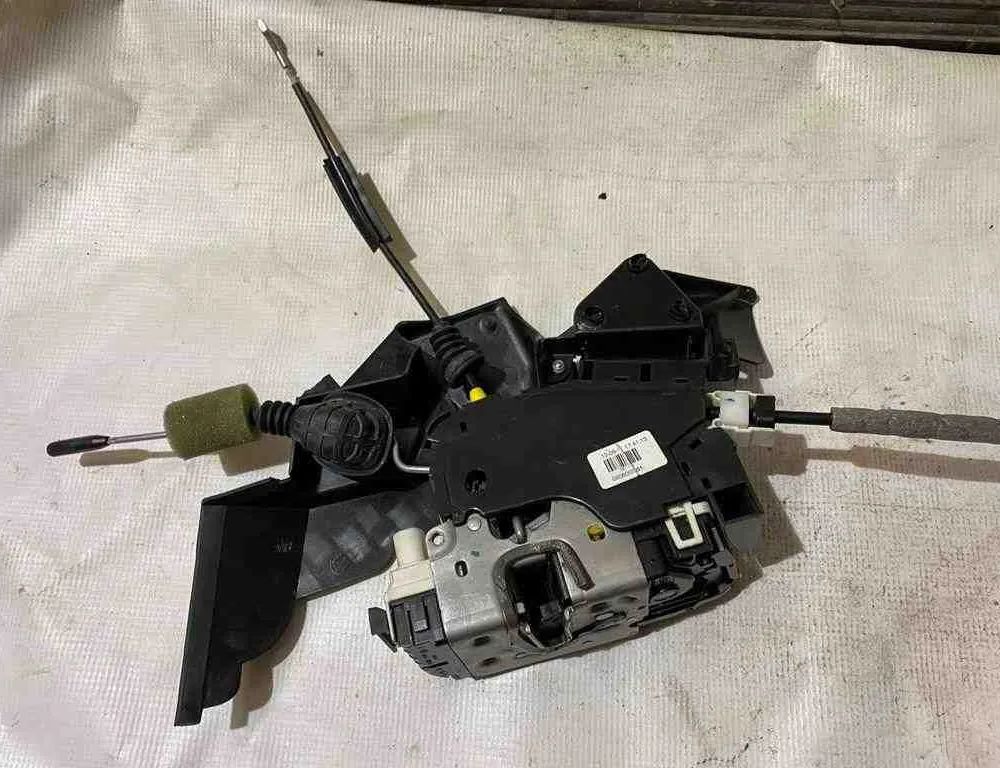 MERCEDES-BENZ C-Class W204/S204/C204 (2004-2015) Priekšējo labo durvju slēdzene 2047230908,A2047230908 32672364