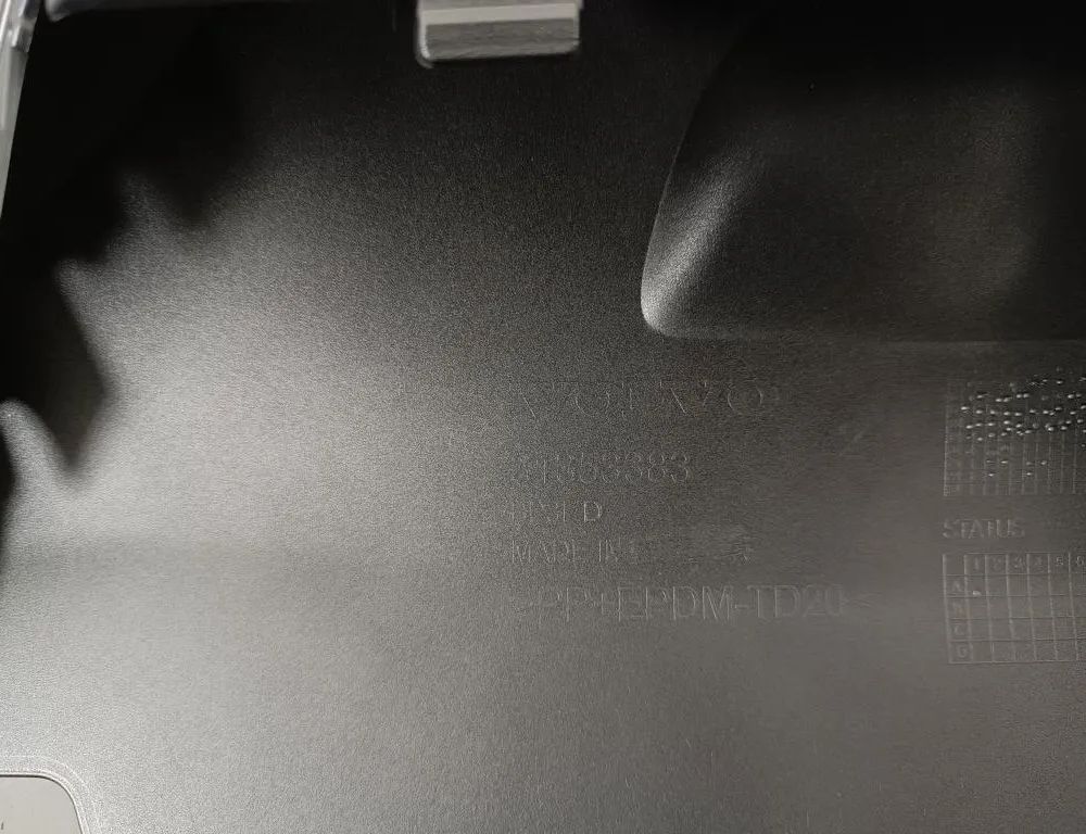 VOLVO XC90 2 generation (2014-2024) Priekšējā bufera centrālais moldings 31353383 32860761