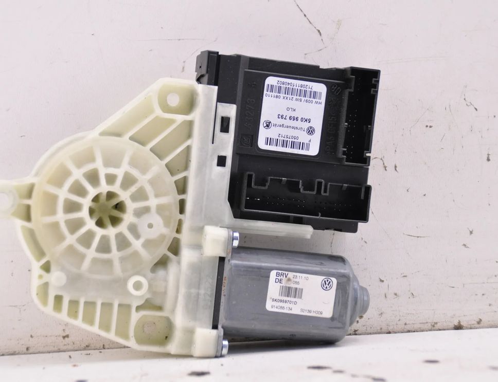 VOLKSWAGEN Golf 6 generation (2008-2015) Priekšējo kreiso durvju logu pacēlāja motorīts 5K0959701D,5K0959793 31966758