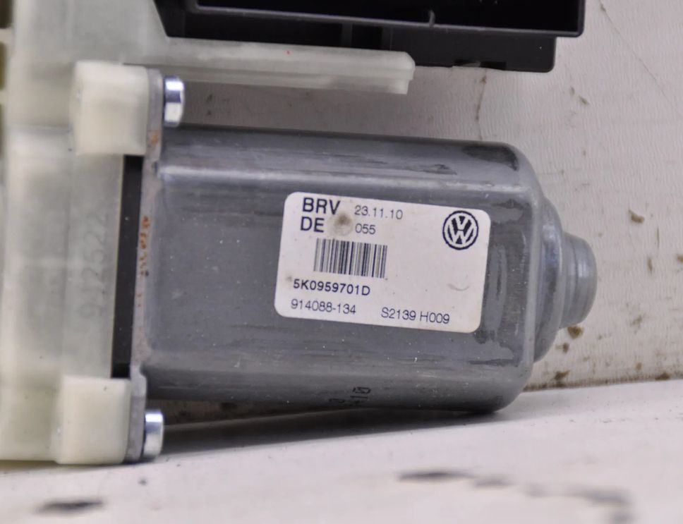 VOLKSWAGEN Golf 6 generation (2008-2015) Priekšējo kreiso durvju logu pacēlāja motorīts 5K0959701D,5K0959793 31966758