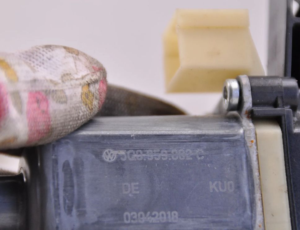 VOLKSWAGEN Golf 7 generation (2012-2024) Front Right Door Window Control Motor 0130822076,E850202182,5Q0959802C 32064848