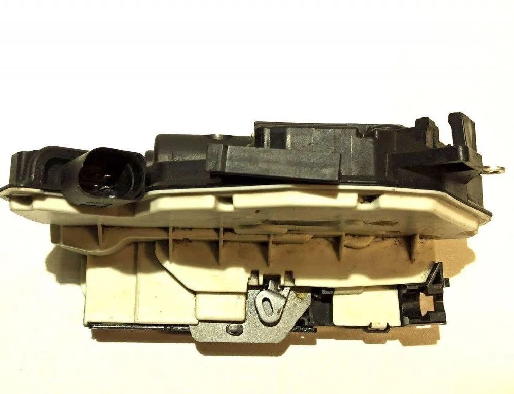 VOLKSWAGEN Passat B8 (2014-2023) Aizmugurējā labā durvju slēdzene 5N0839016A 30132845