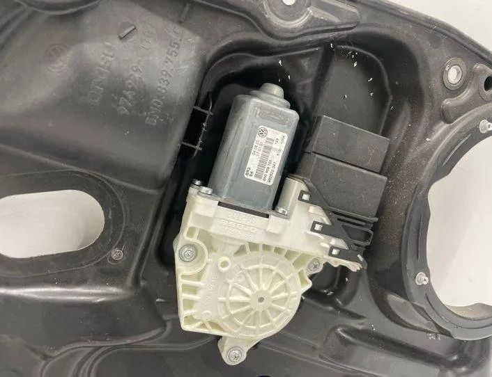 VOLKSWAGEN Tiguan 1 generation (2007-2017) Aizmugurējo kreiso durvju logu pacēlājs 5N0839729F 22187166