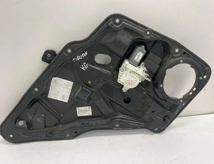 VOLKSWAGEN Tiguan 1 generation (2007-2017) Aizmugurējo kreiso durvju logu pacēlājs 5N0839729F 22187166
