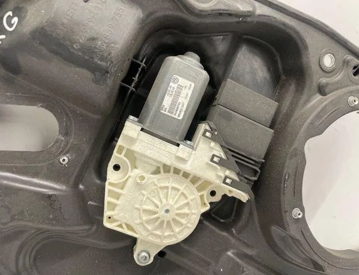 VOLKSWAGEN Tiguan 1 generation (2007-2017) Aizmugurējo kreiso durvju logu pacēlājs 5N0839729F 22187169