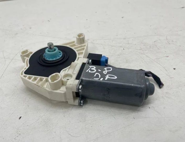 VOLKSWAGEN Passat Variant 1 generation (2010-2024) Priekšējo labo durvju logu pacelšanas motorīts 5Q4959802B 22195925