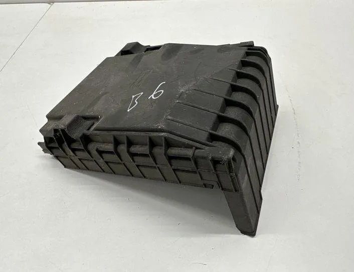 VOLKSWAGEN Passat Variant 1 generation (2010-2024) Drošinātāju kārbas vāks 1K0937132F 22203873