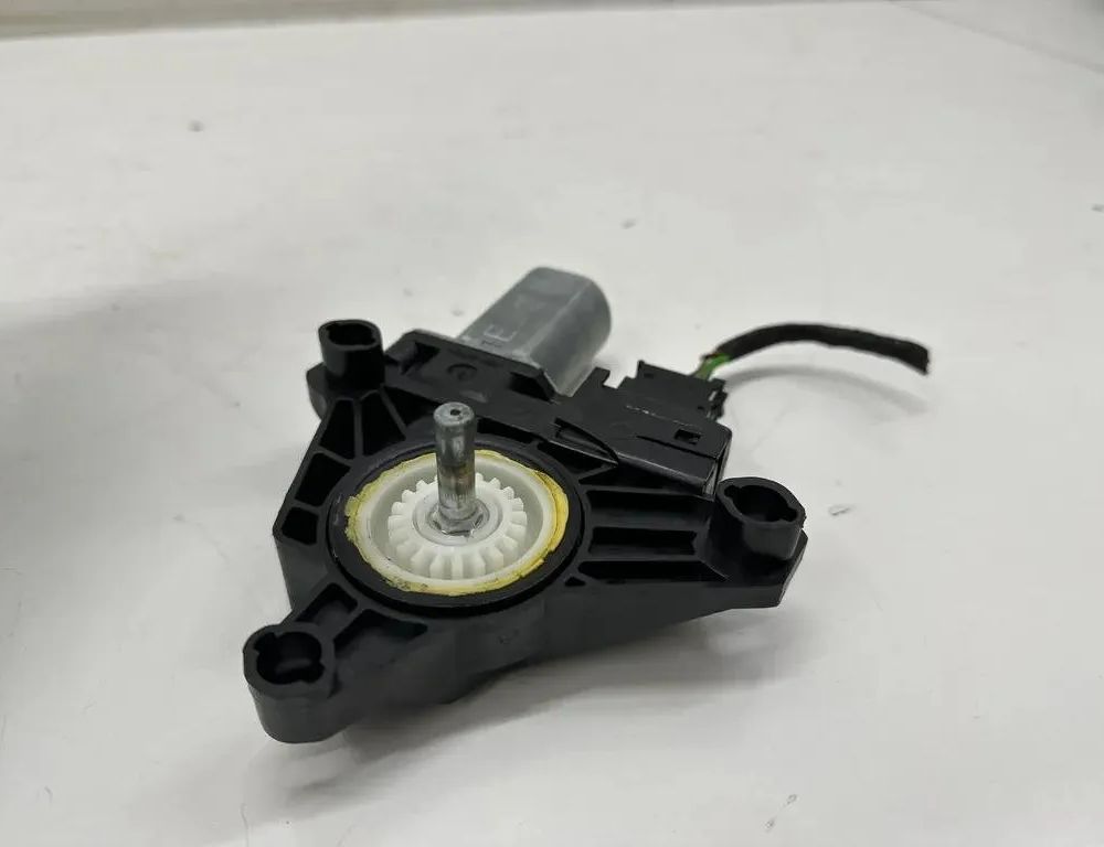 MERCEDES-BENZ E-Class W124 (1984-1997) Aizmugurējo kreiso durvju loga pacēlāja motorīts A2139060502 26756040