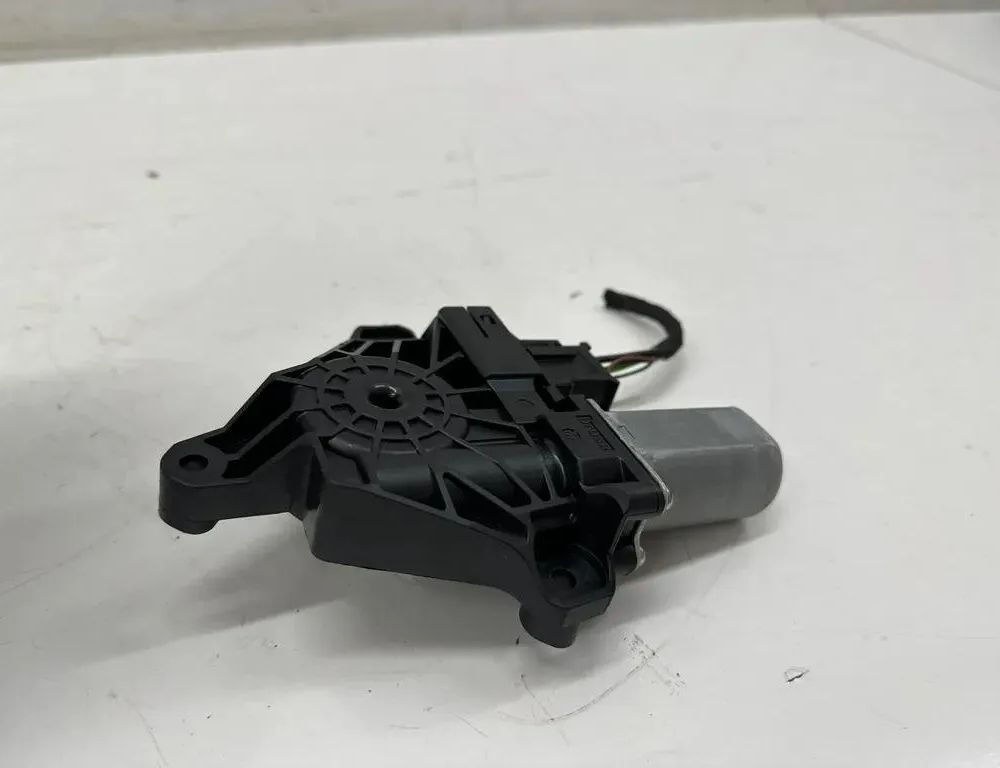 MERCEDES-BENZ E-Class W124 (1984-1997) Aizmugurējo kreiso durvju loga pacēlāja motorīts A2139060502 26756040