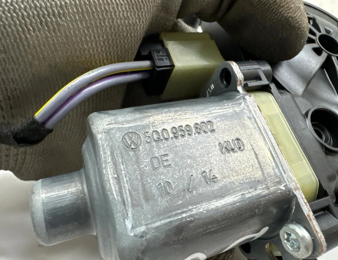 AUDI A3 8V (2012-2020) Aizmugurējo labo durvju loga vadības motorīts 5Q0959802 27958374