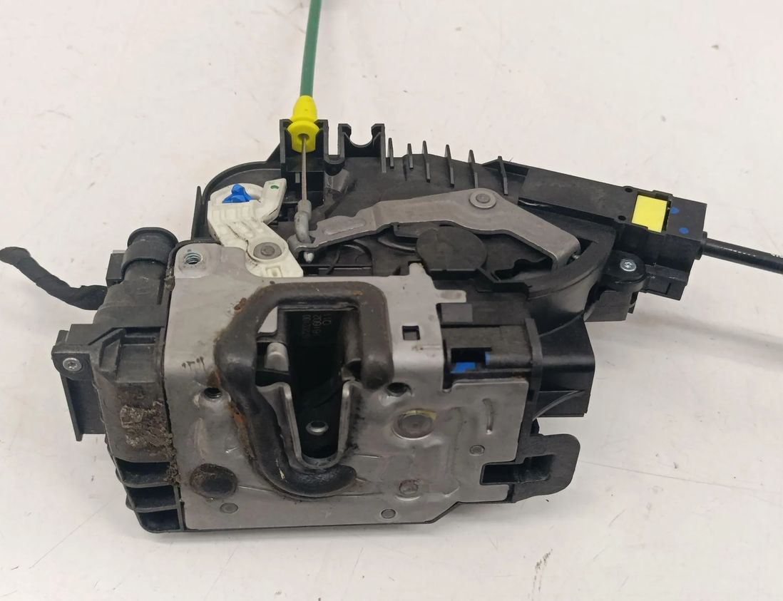 MERCEDES-BENZ C-Class W205/S205/C205 (2014-2023) Priekšējo kreiso durvju slēdzene A2220063999 28645888