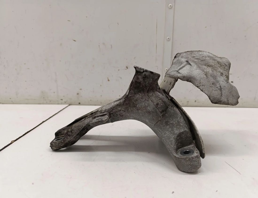 AUDI A6 allroad C7 (2012-2019) Left Side Engine Bracket 4G0199308E 29063684