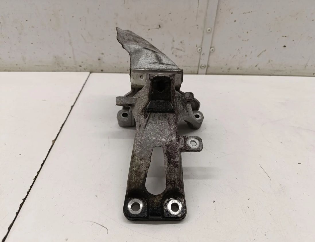 AUDI A6 allroad C7 (2012-2019) Left Side Engine Bracket 4G0199308E 29063684