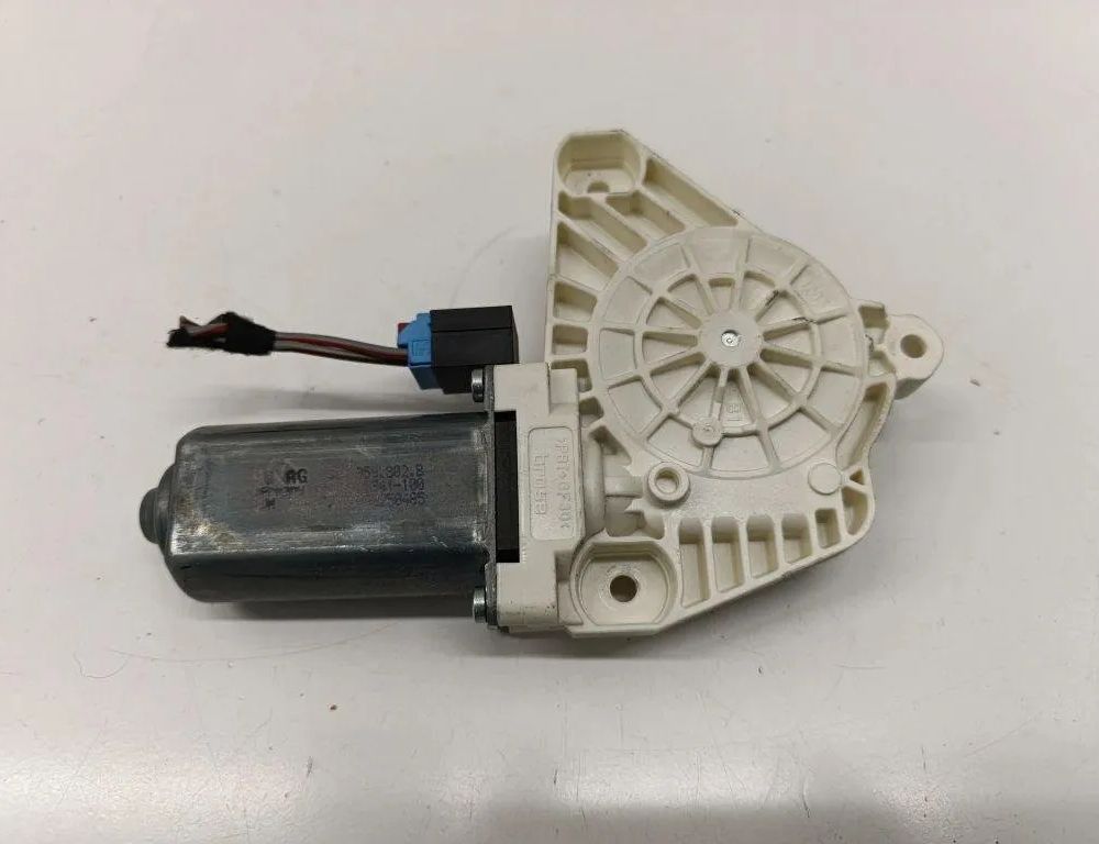 VOLKSWAGEN Passat B7 (2010-2015) Priekšējo kreiso durvju logu pacēlāja motorīts 5Q4959802B 30333476