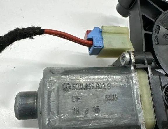 SKODA Octavia 3 generation (2013-2020) Маторчик стеклоподъемника передней левой двери 5Q0959802B 30342303