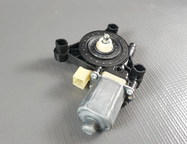 VOLKSWAGEN Golf 7 generation (2012-2024) Priekšējo kreiso durvju logu pacēlāja motorīts 5Q0959801B 25185786