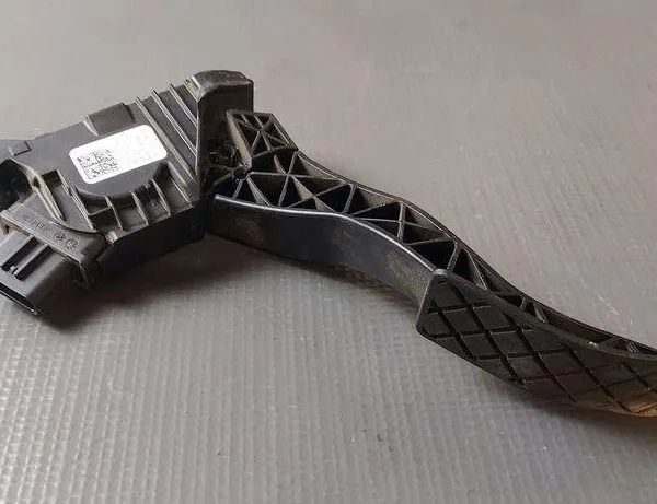 VOLKSWAGEN Passat B7 (2010-2015) Akseleratora / gāzes pedālis 5Q1723503H 30493146