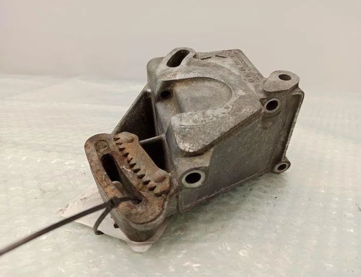 MERCEDES-BENZ W124 1 generation (1984-1994) Stūres pastiprinātāja sūkņa stiprinājuma kronšteins 21219934